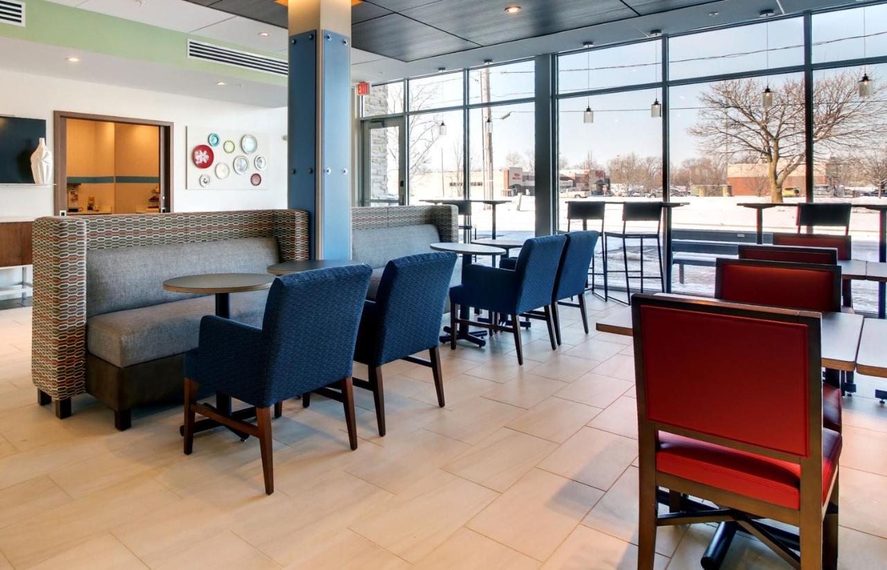 Holiday Inn Express & Suites Galesburg By Ihg Exterior foto