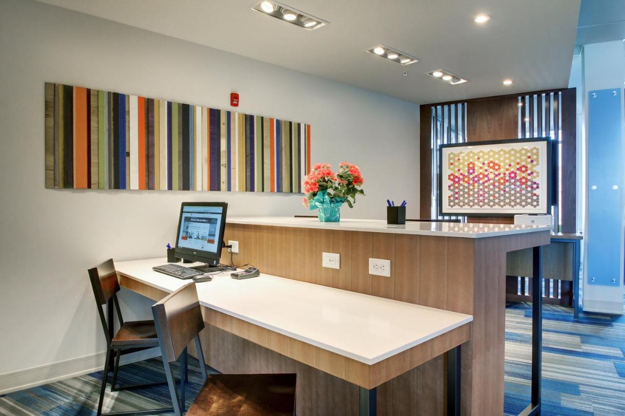 Holiday Inn Express & Suites Galesburg By Ihg Exterior foto