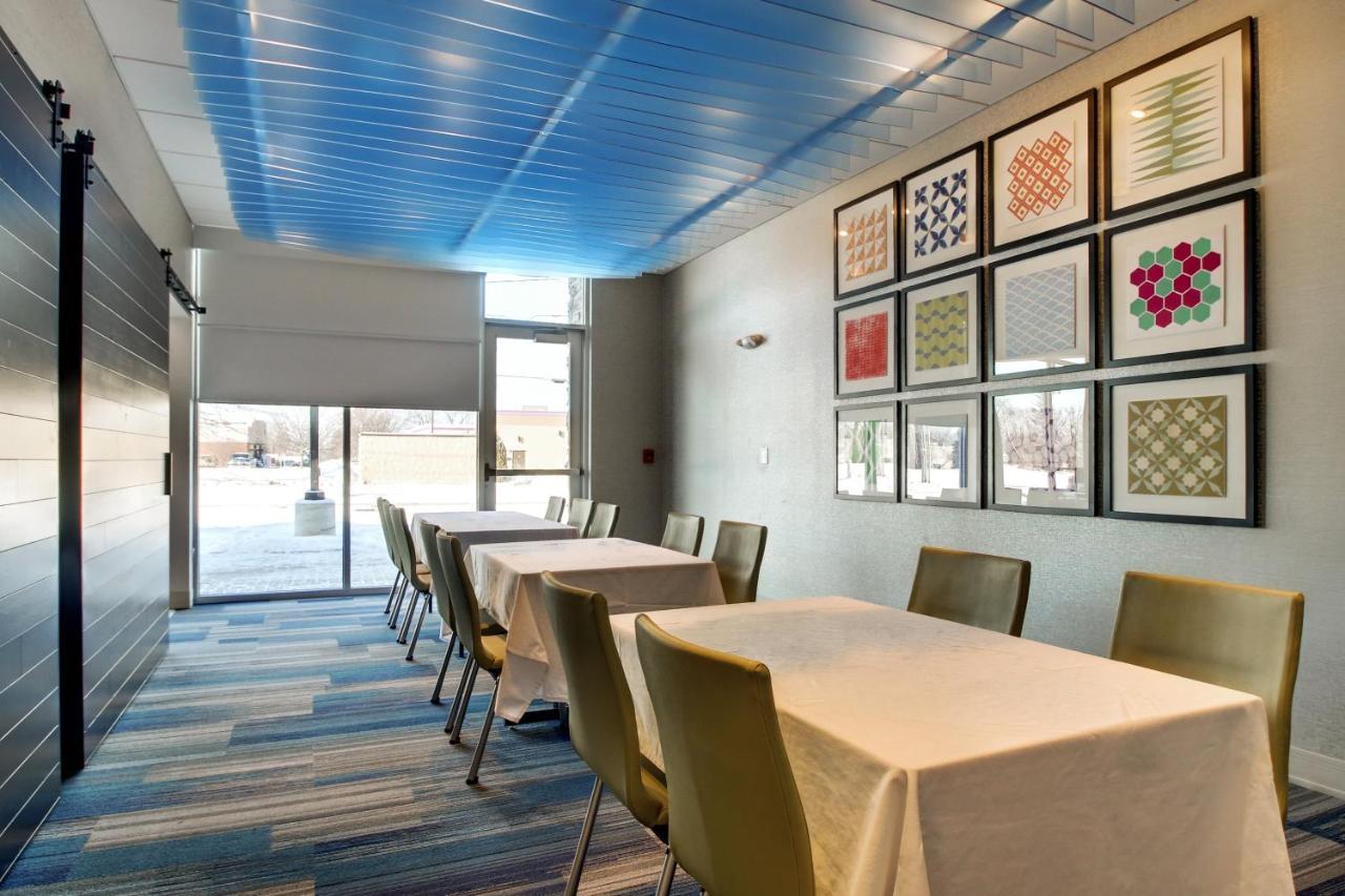Holiday Inn Express & Suites Galesburg By Ihg Exterior foto