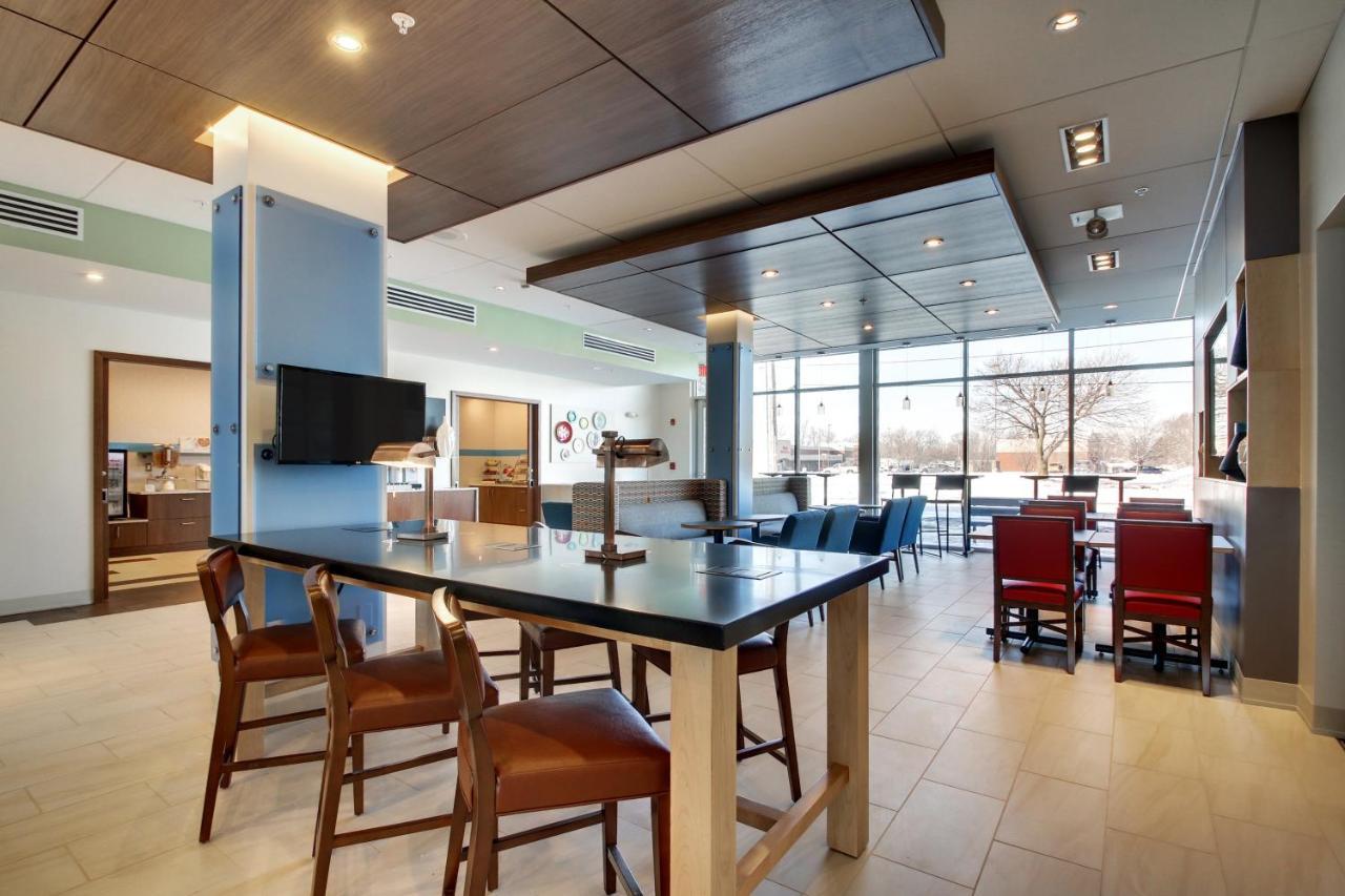 Holiday Inn Express & Suites Galesburg By Ihg Exterior foto